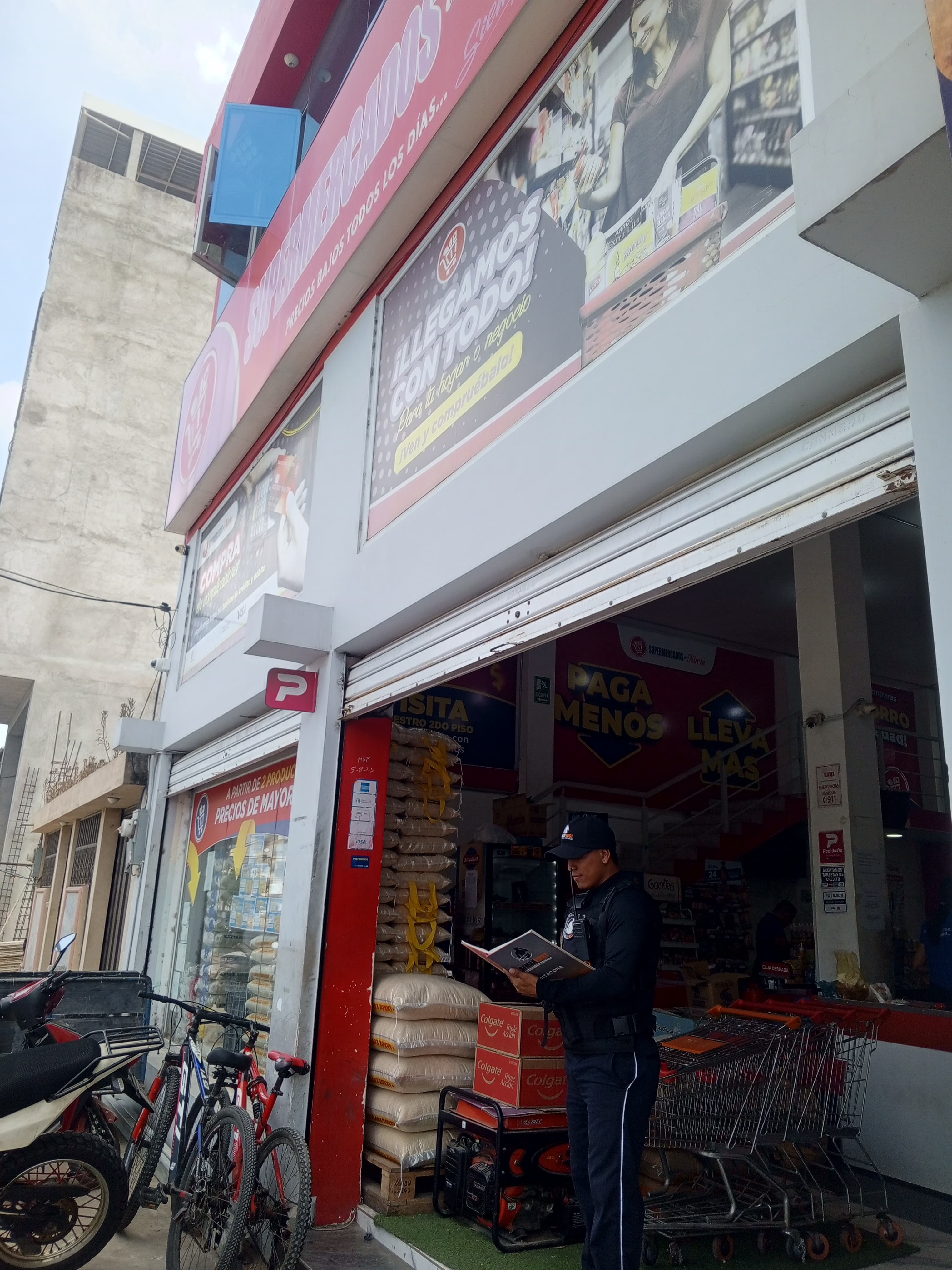 Oficial Semaxfirst Cía. Ltda. tomando notas y registrando bitácora frente a comercio